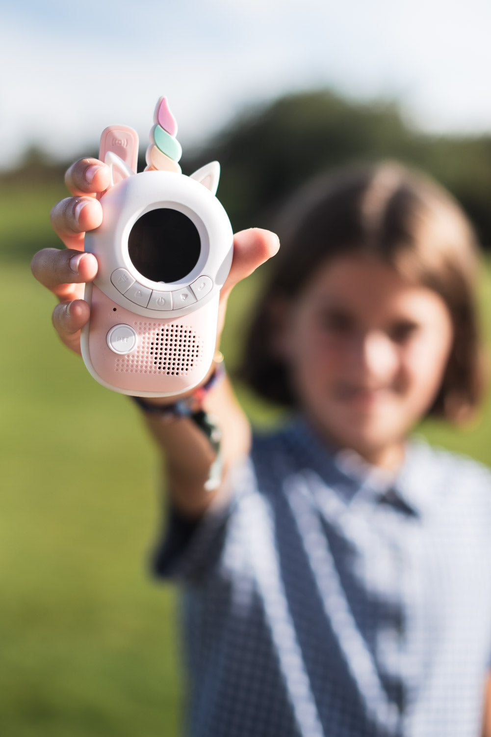 zoo walkie talkie unicorn, child is showing the walkie talkie