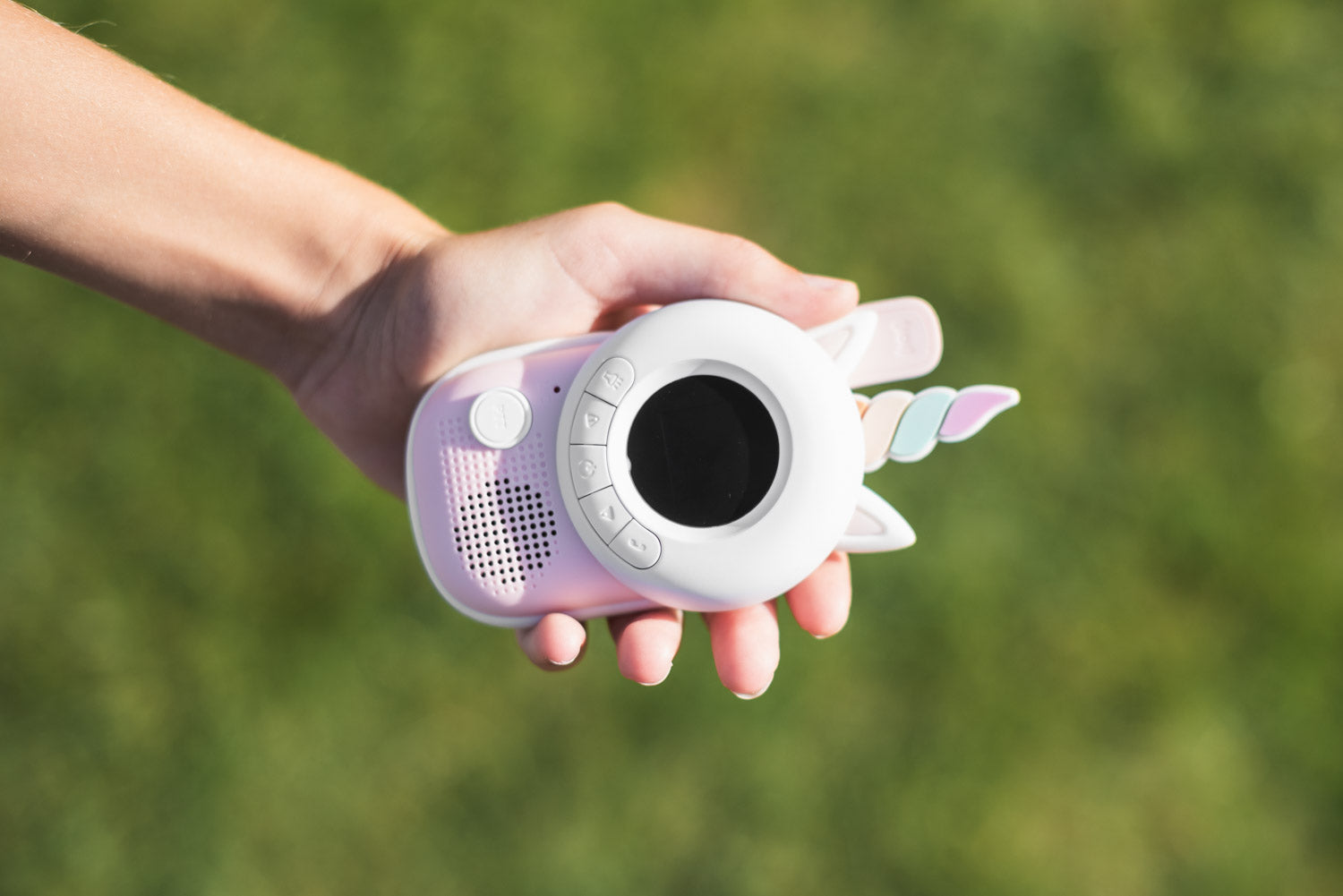zoo walkie talkie unicorn, child is showing the walkie talkie in its hands