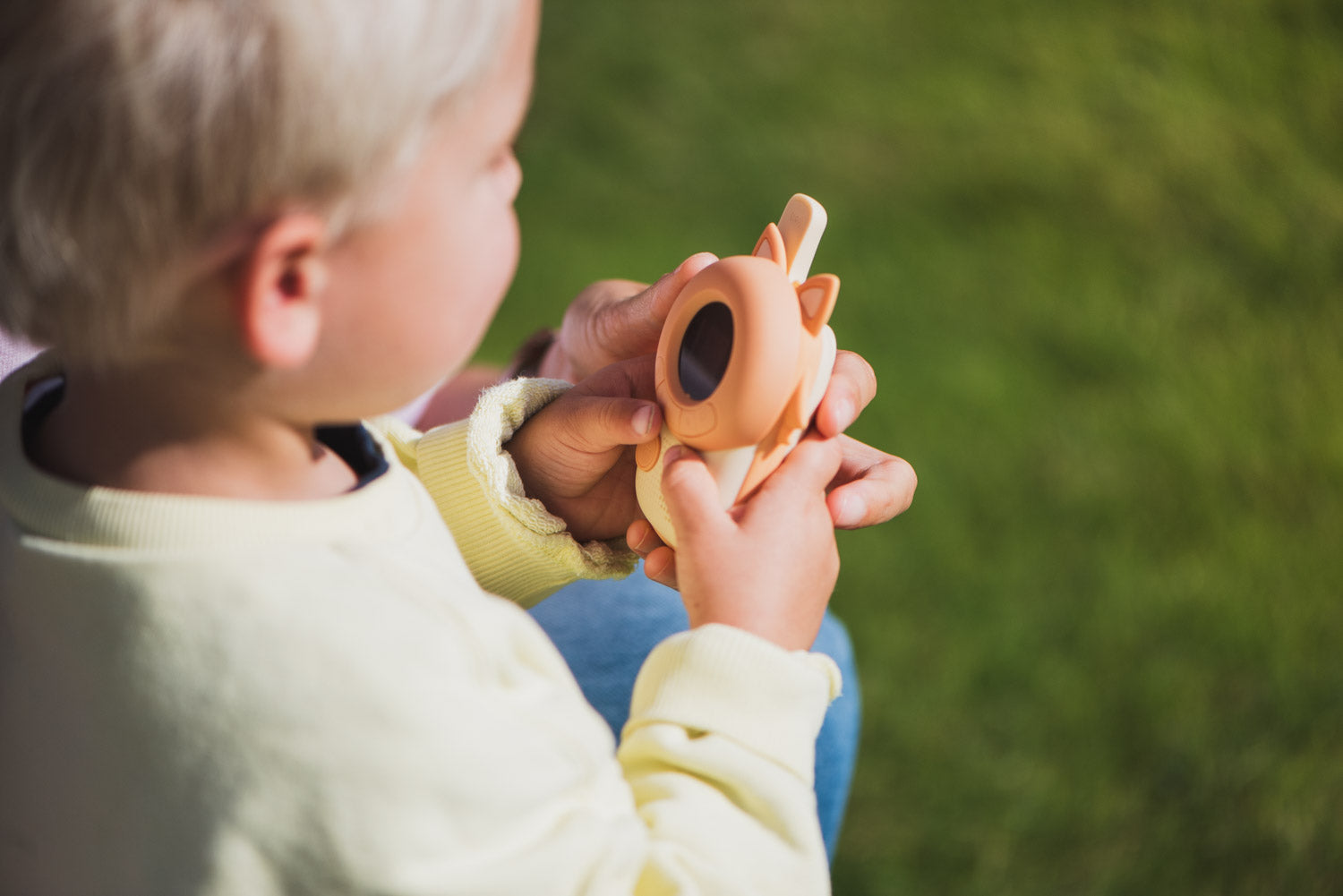 zoo walkie talkie fox, child is sitting in the garden with the walkie talkie in its hands