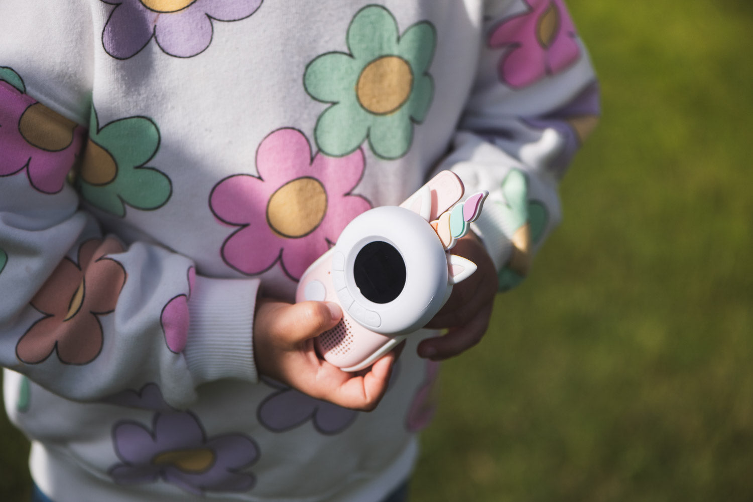 zoo walkie talkie unicorn, child is holding the walkie talkie in its hands