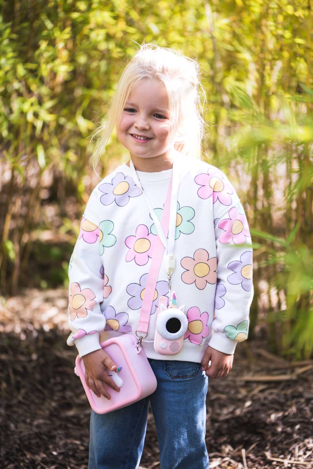 zoo walkie talkie unicorn, child is having the walkie talkie and silicon unicorn bag around its neck