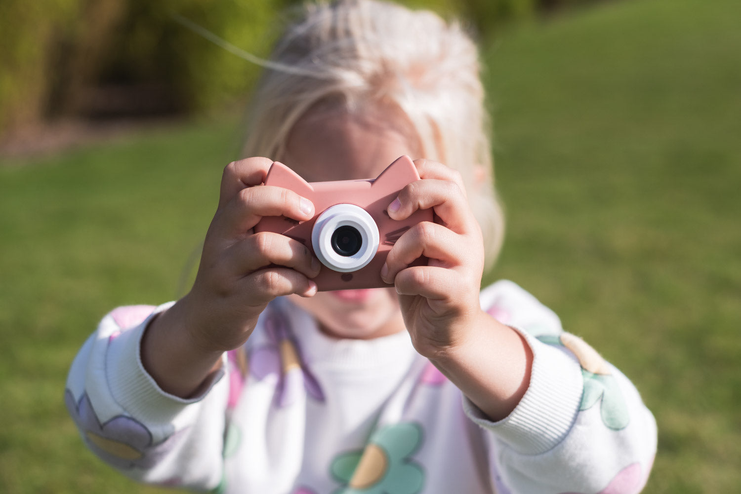 zoo friends cat digital kids camera, child is standing in the garden and taking pictures