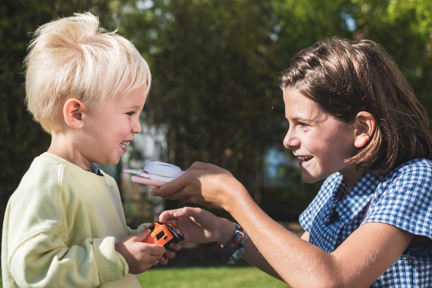 zoo walkie talkie unicorn, children are playing in the garden while having fun