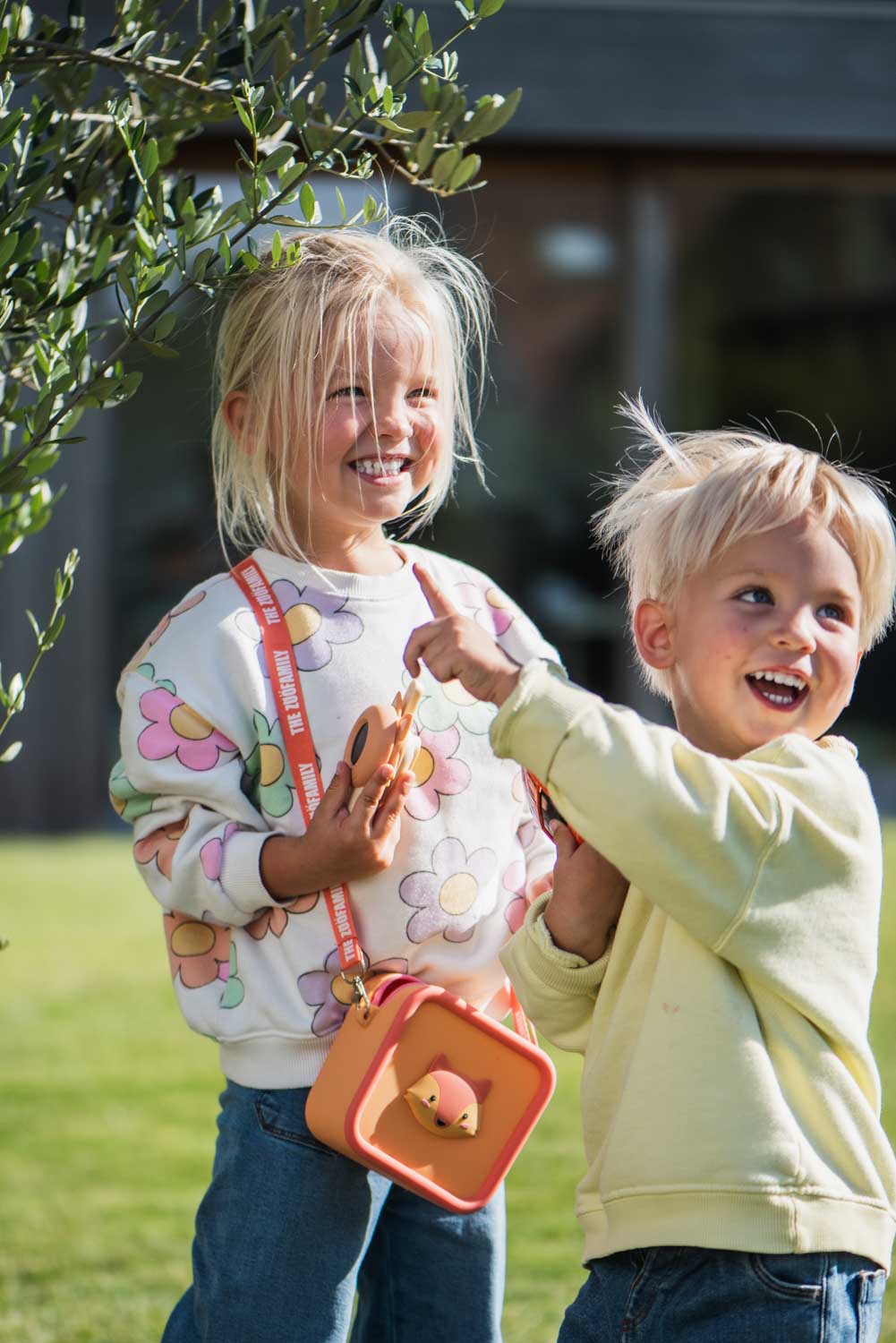 zoo walkie talkie fox, children are having fun in the garden, one child is wearing a fox bag