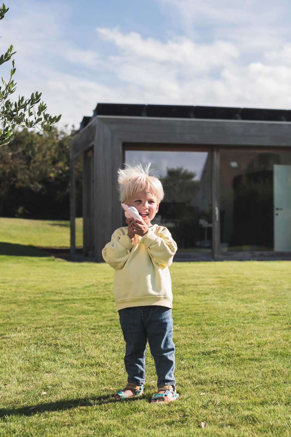 zoo walkie talkie unicorn, child in standing outside while holding the walkie talkie