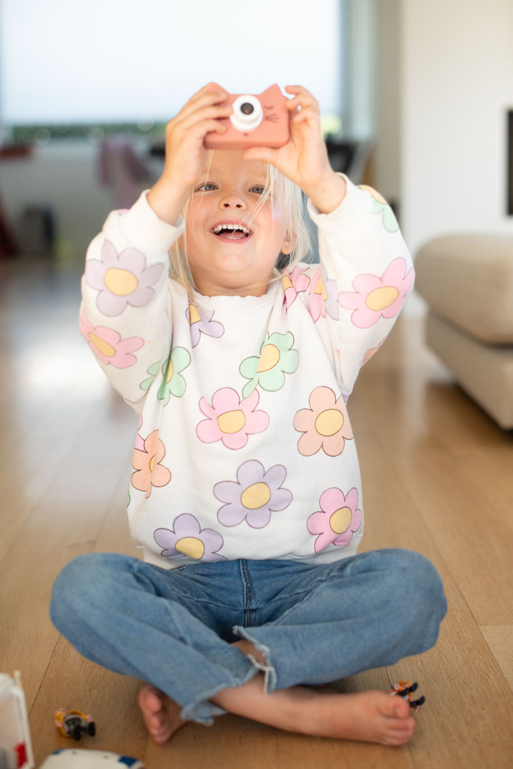 zoo friends cat digital kids camera, child is taking a picture while sitting on the ground