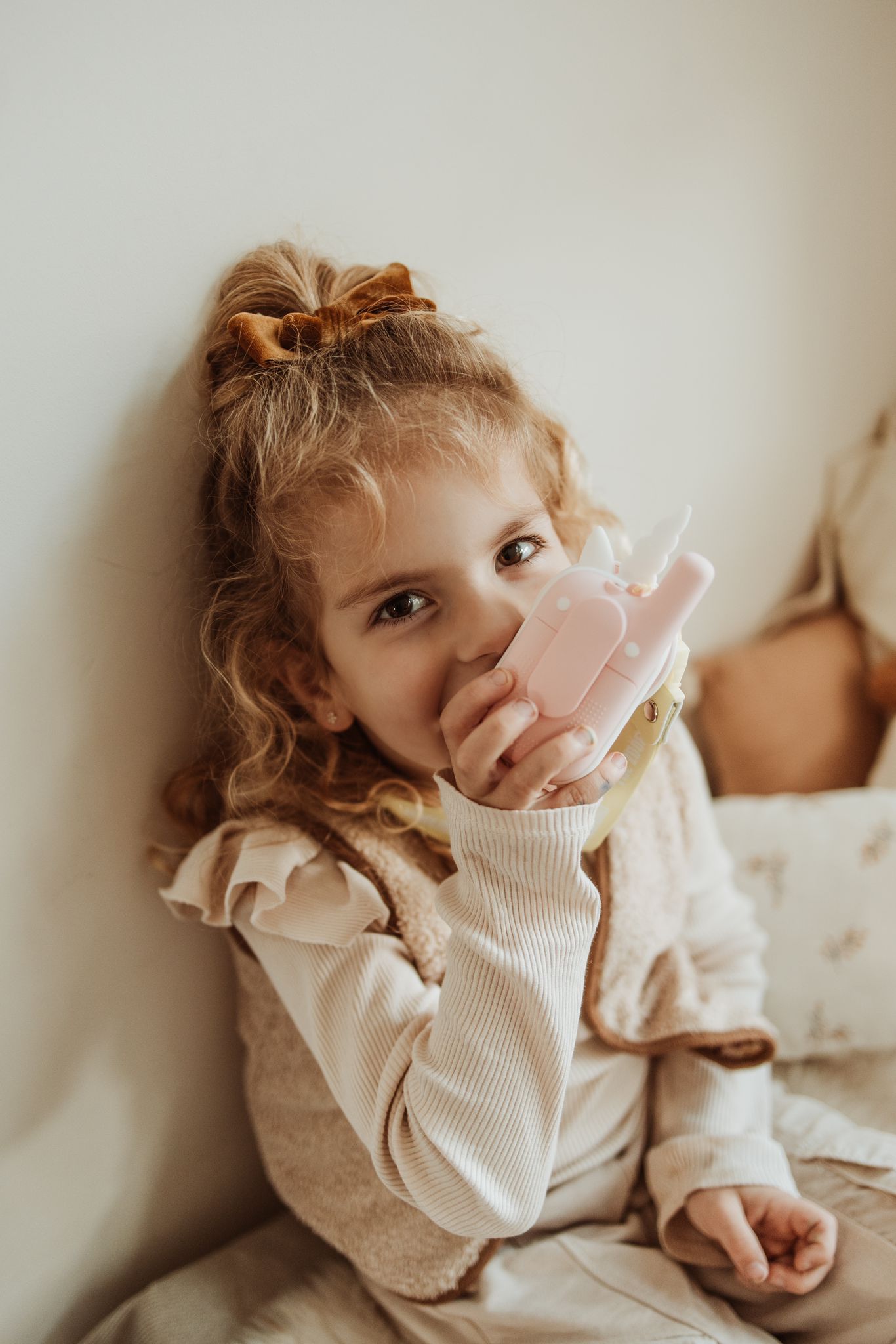 zoo walkie talkie unicorn, child is sitting in the kidsroom while talking into the walkie talkie