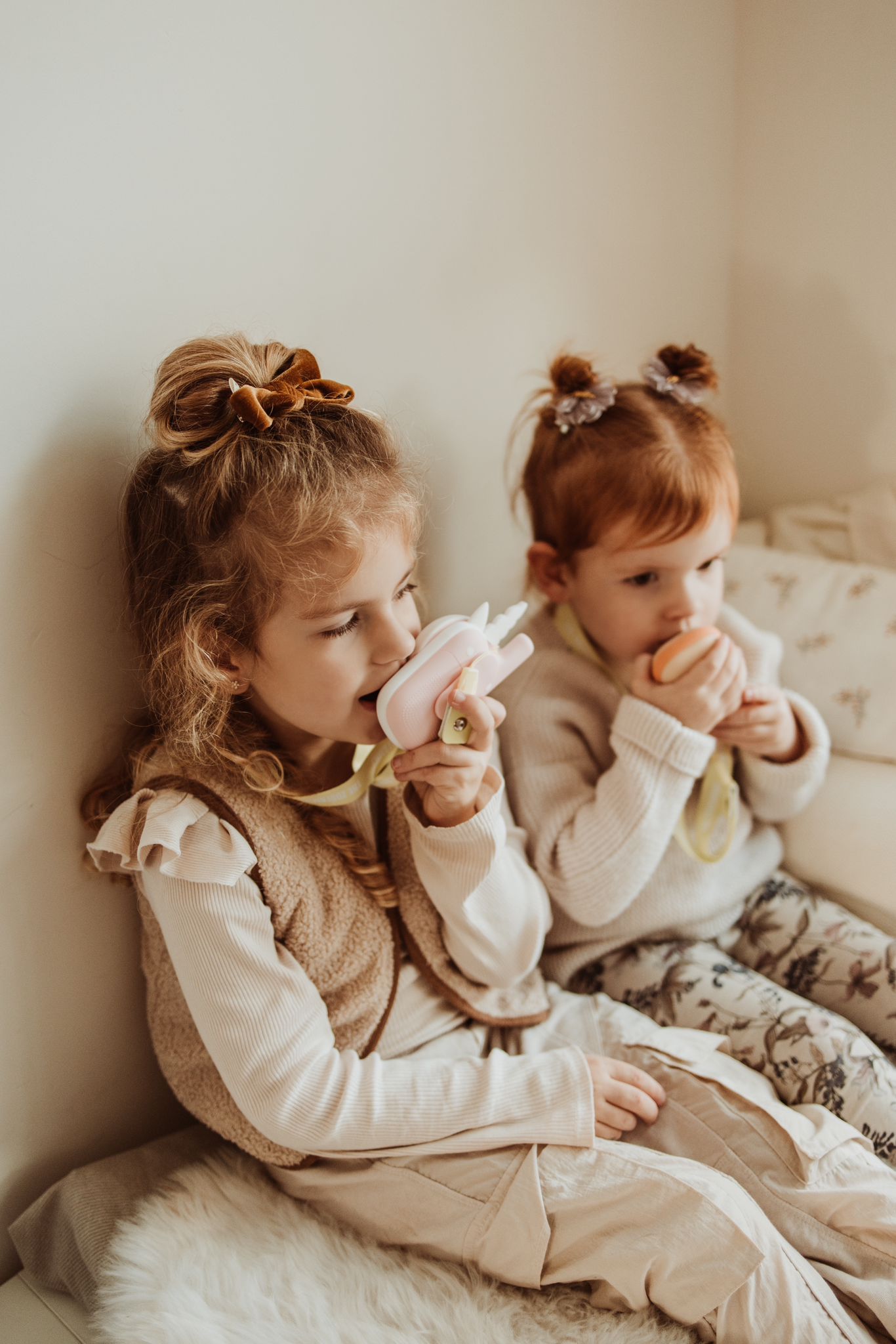 zoo walkie talkie set fox and unicorn, children are playing while sitting on the bed in kidsroom