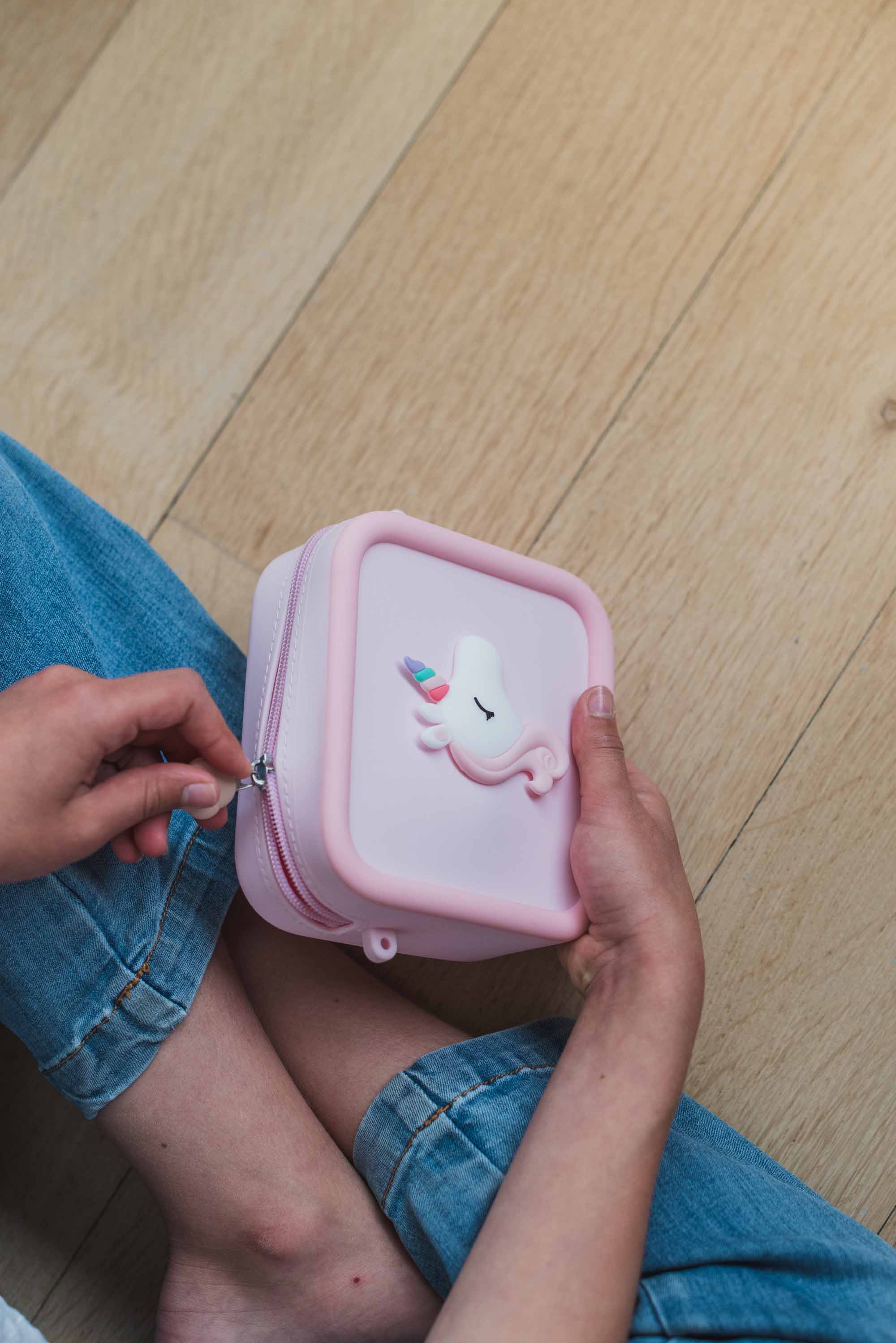 Unicorn Bag for pink Periwinkle the Unicorn digital kids camera, child is closing the bag