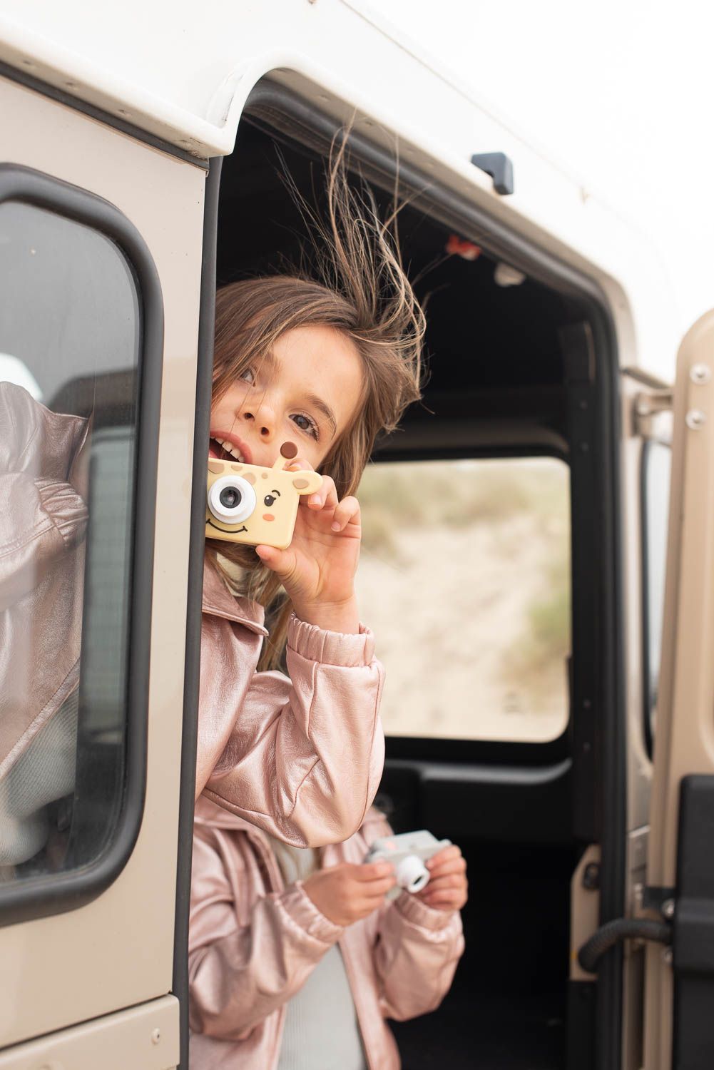 zoo friends giraffe digital kids camera, children are standing in a car, holding the giraffe and elephant cameras