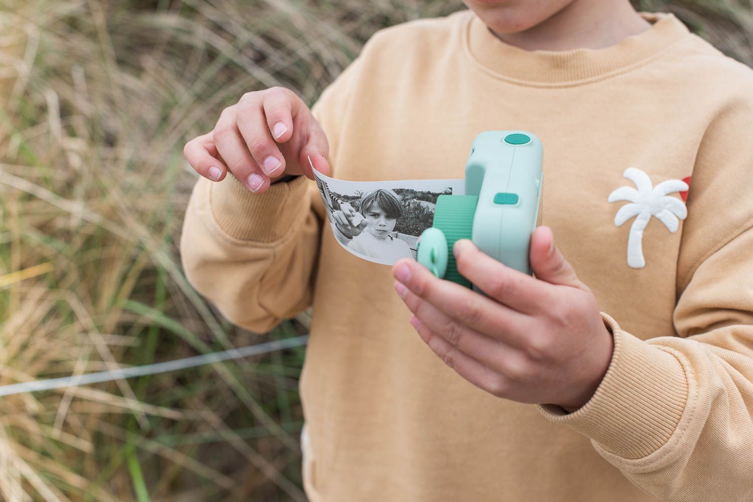 zoo print dino green digital kids camera, child is waiting for a printed picture