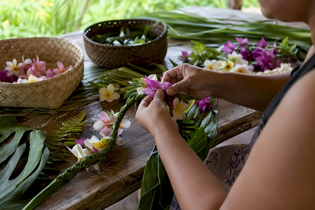 Fabriquer une couronne de fleurs tahitienne : le tutoriel complet