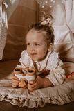 odalThe girl is smiling and lying on the playmat, holding the binoculars at the ready.