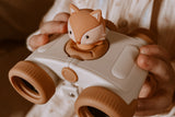 odalA girl is holding the binoculars in her hands.
