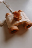 odalThe binoculars are lying on the surface.