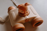 odalThe binoculars are lying on the surface.