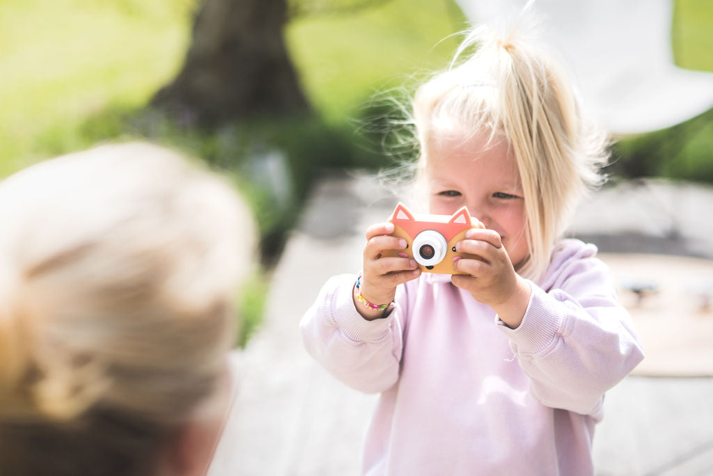 fox kids camera, child taking picture of mom